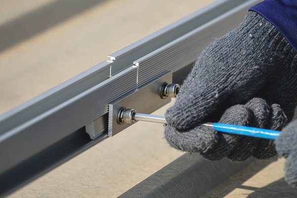 Rail fixation adhésif pour panneaux plats : guide complet